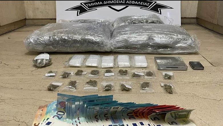 ضبط كمية كبيرة من الحشيش خلال مداهمة أمنية في أجيوس بانتيليموناس