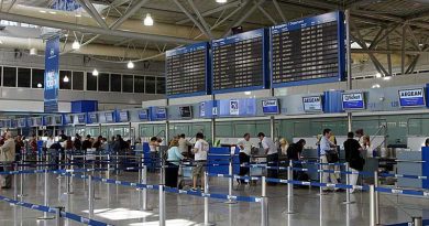 القبض على رجل في مطار أثينا بتهمة حيازة وثائق سفر مزورة ومقاومة السلطات