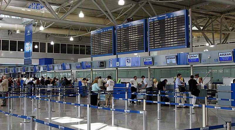 القبض على رجل في مطار أثينا بتهمة حيازة وثائق سفر مزورة ومقاومة السلطات