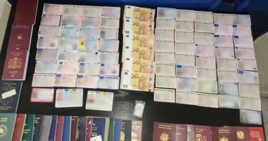 القبض على صاحب متجر في أجيوس بانتيليموناس بتهمة حيازة وثائق مزورة ومخدرات