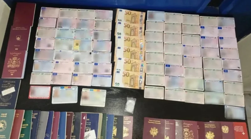 القبض على صاحب متجر في أجيوس بانتيليموناس بتهمة حيازة وثائق مزورة ومخدرات