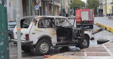 أثينا نيران تشتعل في سيارة وسط المدينة وتسبب فوضى مرورية!