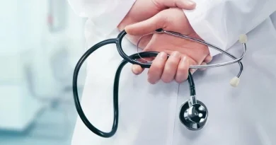 تأجيل محاكمة طبيب متهم بوفاة فتاة بعد عملية جراحية وسط اتهامات بالتزوير