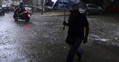 عاصفة كاساندرا تودي بحياة رجل وتتسبب في دمار واسع بغرب اليونان