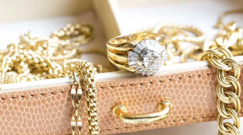 اعتقال عصابة أجنبية سرقت مجوهرات من شواطئ أتيكا واستعرضتها عبر وسائل التواصل الاجتماعي