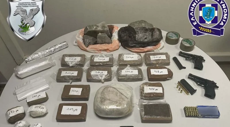 ضبط مسافر بمطار سانتوريني بحوزته 35 كيلوغراما من الحشيش واعتقال شريك له في الميناء