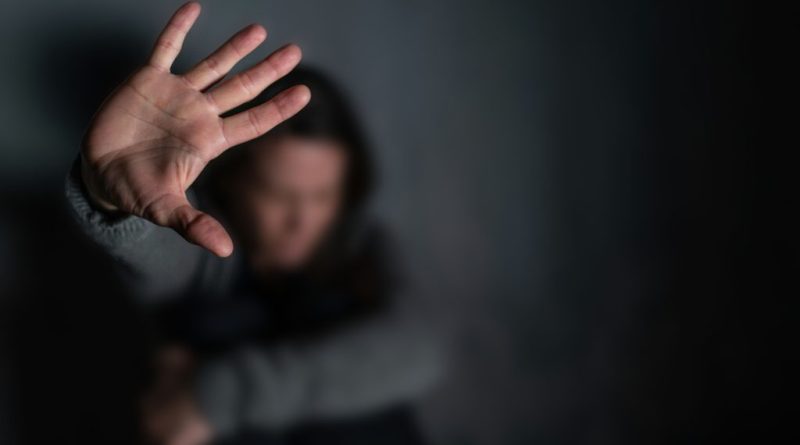 لاريسا: رجل يعتدي على شريكته بسحبها بسيارته وسط تصاعد للعنف الأسري