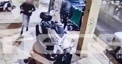 مشهد صادم في ليوسيون.. أربعة أشخاص يتسببون بأضرار للدراجات النارية والسيارات ليلة عيد الميلاد (فيديو)