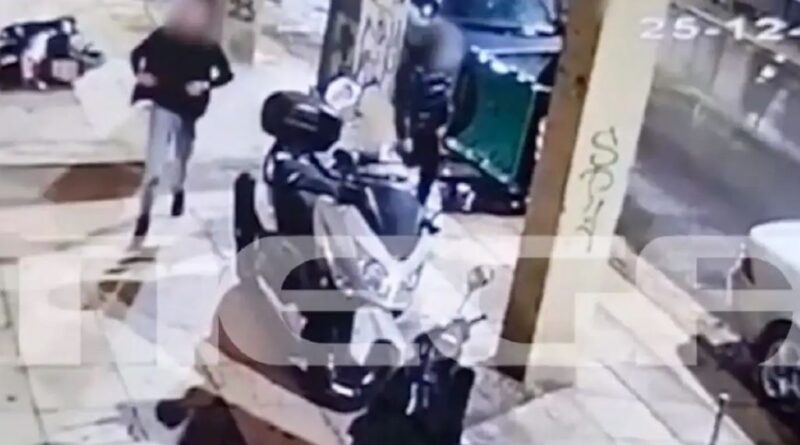 مشهد صادم في ليوسيون.. أربعة أشخاص يتسببون بأضرار للدراجات النارية والسيارات ليلة عيد الميلاد (فيديو)