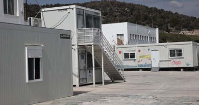 استقبال حافل للعائدين من سوريا إيلفسينا تحتضن 18 يونانيا وسط ظروف استثنائية