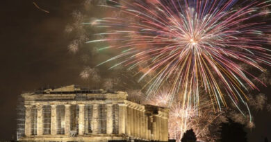 احتفالات ساحرة تستقبل 2025 في أثينا وبيرايوس وثيسالونيكي