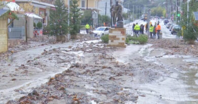 إيفيا فيضانات كارثية تغرق المنازل وتعزل القرى