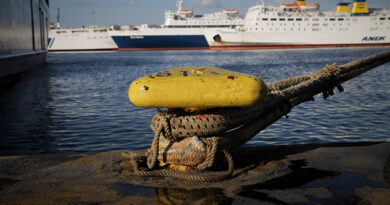 رياح قوية توقف حركة الملاحة في بحر إيجه وتعطل الرحلات البحرية