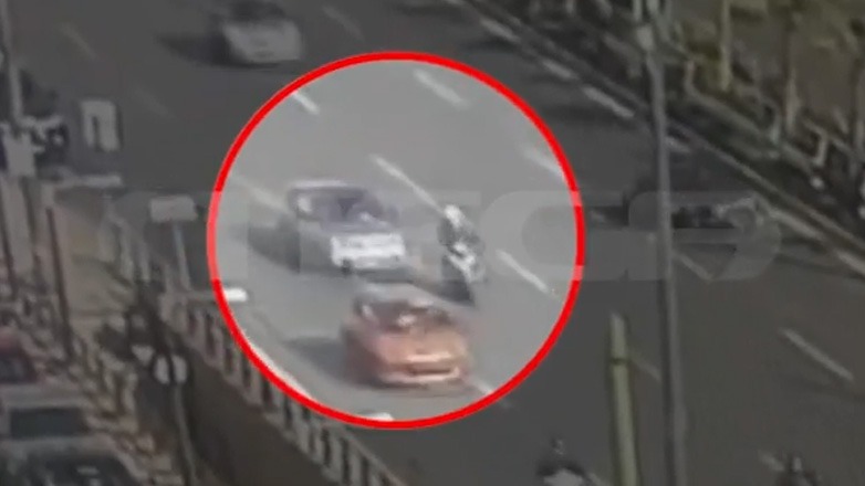 بالفيديو حادث سير مروع لممثل يوناني شهير أثناء قيادته دراجته النارية على طريق سيغرو