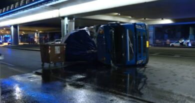 حادث مروري خطير بشاحنة مقلوبة في شارع إيرا أودوس