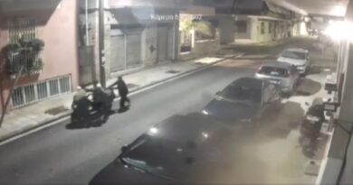 فيديو: أطفال في العاشرة من عمرهم يسرقون دراجة نارية في باترا ويسحبونها إلى منزلهم