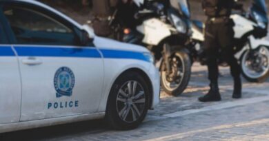 من طالب لجوء إلى متهم بالقتل قصة مأساوية لسرقة تذكرة يانصيب تحولت إلى جريمة في باليو فاليرو جنوب أثينا