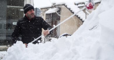 موجة الثلوج تضرب فثيوتيدا وفوكيدا وإفريتانيا: إغلاق طرق وجرافات في سباق مع الزمن