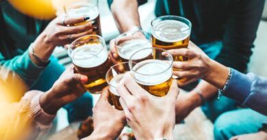 اليونان تشدد الرقابة حظر بيع السجائر والكحول للقاصرين وإغلاق المحلات المخالفة