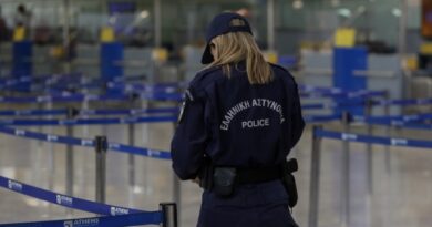 القبض على امرأتين بتهمة سرقة أمتعة الركاب في مطار أثينا الدولي