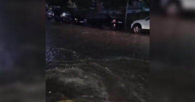 عاصفة شديدة تغمر شوارع نيا إيونيا بالمياه وتحولها إلى بحيرات