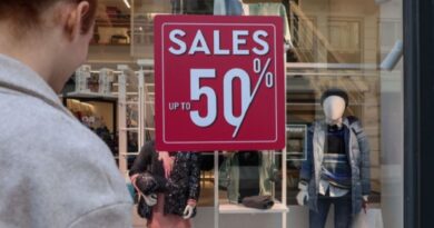 المحلات التجارية في اليونان مفتوحة الأحد المقبل مع تخفيضات شتاء 2025