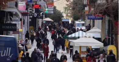 اليونان تستعد لموسم التخفيضات الشتوية – وما المتاجر التي ستفتح أبوابها غداً في عيد الغطاس؟