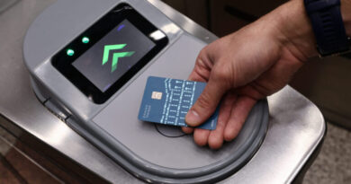 أثينا تدخل الدفع غير التلامسي في وسائل النقل العامة تجربة أكثر سهولة ورقمنة