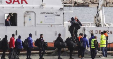 إيطاليا تعيد 43 مهاجرا من ألبانيا بعد رفض قضائي لخطتها لمعالجة طلبات اللجوء خارج البلاد