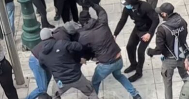 أثينا ملثمين يهاجمون متظاهرا خلال احتجاجات تيمبي في أثينا - فيديو