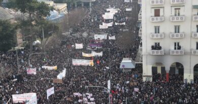 اليونان تحيي يوم حداد وطني في ذكرى حادث قطار تيمبي المروع