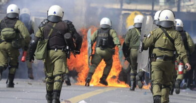 إصابات واعتقالات في وسط أثينا عقب احتجاجات حاشدة