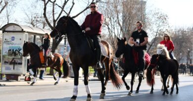 مشهد استثنائي في شوارع سالونيك: عشرات الخيول الأصيلة تجوب المدينة