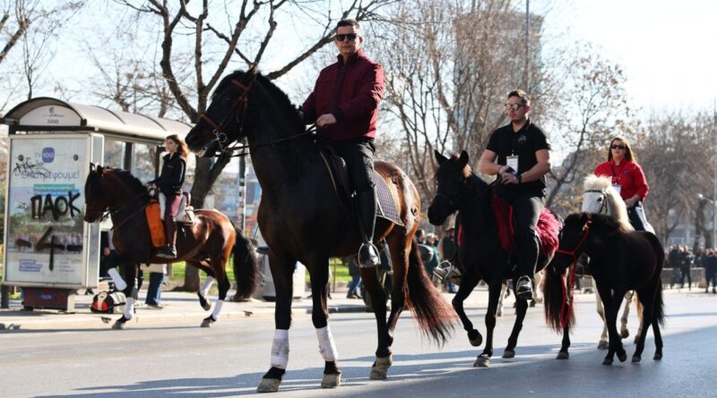مشهد استثنائي في شوارع سالونيك: عشرات الخيول الأصيلة تجوب المدينة