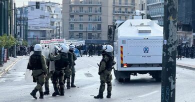 أثينا - الشرطة اليونانية تستخدم أداة جديدة تعرف ب أياكس لاحتواء أحداث أثينا