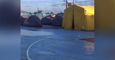 السلطات اليونانية تكشف حقيقة خيام EMAK في جزيرة سانتوريني وتدعو السكان لتجنب المعلومات المضللة