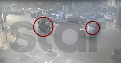 فيديو يوثق لحظة اصطدام سيارة بسائقة دراجة نارية وسط أثينا
