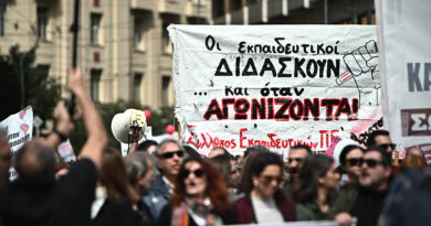 مظاهرة حاشدة في أثينا المعلمون يطالبون بتحسين الأوضاع المالية والتعليمية