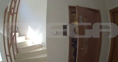 عصابة تتنكر في زي فنيين وتسرق مسنة في أثينا - فيديو