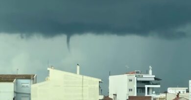 ظاهرة جوية نادرة إعصار مائي يلوح في سماء لاريسا