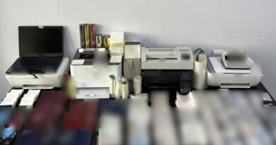 تفكيك مختبر تزوير وثائق السفر في أثينا وضبط أكثر من 1145 وثيقة مزورة واعتقال المتورط الرئيسي