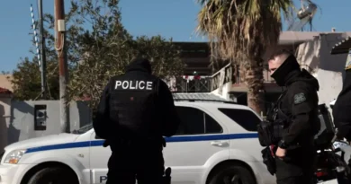 تفكيك شبكة تهريب مهاجرين وتزوير وثائق في αθήνα اعتقال 12 شخصا بينهم زعيم العصابة