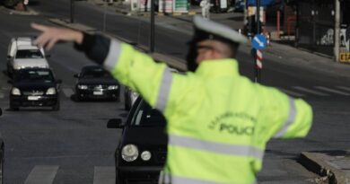 اليونان تشدد العقوبات على استخدام الهاتف أثناء القيادة: مع غرامات تصل إلى 4000 يورو وتعليق الرخصة حتى 8 سنوات