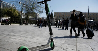 بلدية أثينا تدرس حظر السكوترات في الشوارع وتنظيم غرامات مرتفعة