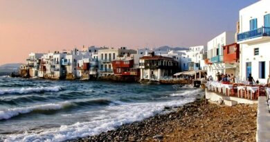 ارتفاع أسعار السياحة في الجزر اليونانية يدفع العائلات للتوجه نحو السفر الخارجي