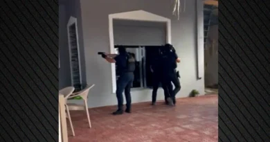 شاهد بالفيديو مداهمات شرطية في أسبروبيرغوس تضبط أسلحة وكابلات كهربائية مسروقة واعتقالات