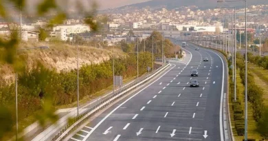 Attiki Odos Woman Drives in Emergency Lane Despite License Suspension